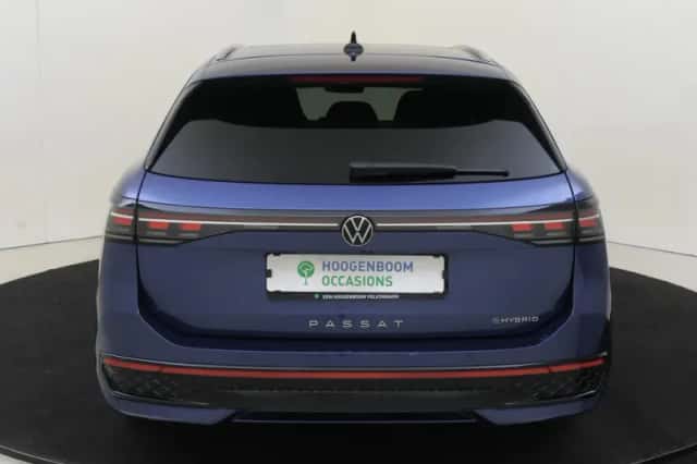 Volkswagen Passat (2024) thumbnail 4