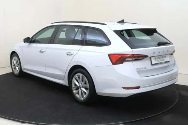 Škoda Octavia (2023) thumbnail 3
