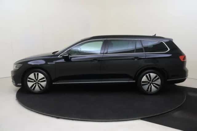 Volkswagen Passat (2022) thumbnail 2