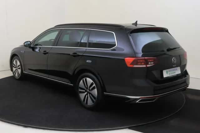 Volkswagen Passat (2022) thumbnail 3