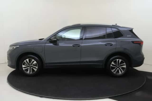 Volkswagen Tiguan (2025) thumbnail 2