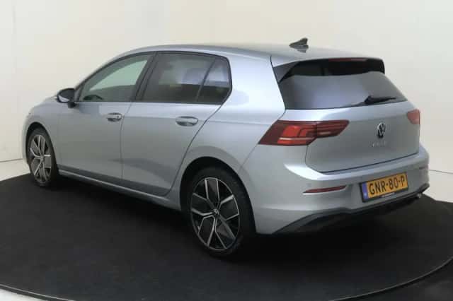 Volkswagen Golf (2024) thumbnail 3