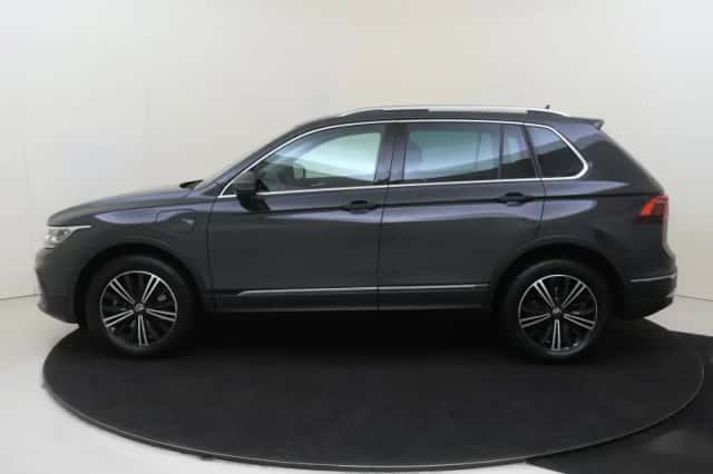 Volkswagen Tiguan (2023) thumbnail 2
