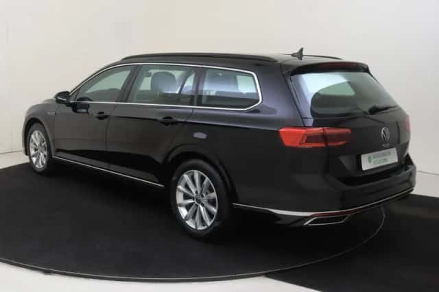 Volkswagen Passat (2021) thumbnail 3