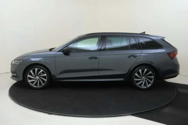 Škoda Octavia (2021) thumbnail 2