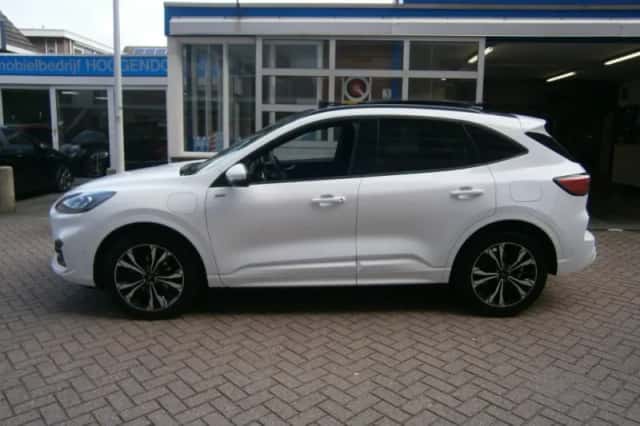 Ford Kuga (2023) thumbnail 3