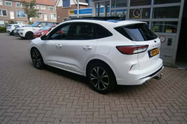 Ford Kuga (2023) thumbnail 4