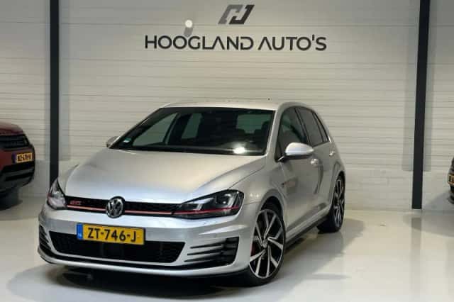 Volkswagen Golf (2016) thumbnail 2
