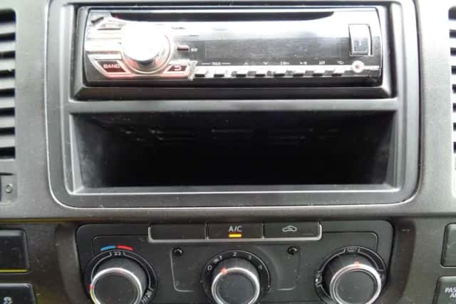 Volkswagen Transporter (2013) thumbnail 3