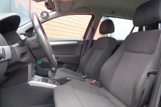 Opel Astra (2009) thumbnail 2