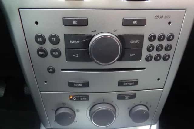 Opel Astra (2009) thumbnail 3