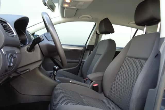 Volkswagen Golf (2011) thumbnail 2