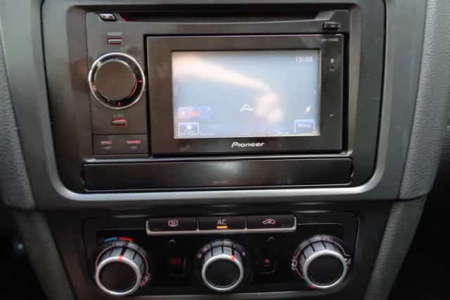 Volkswagen Golf (2011) thumbnail 3