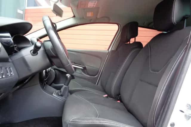 Renault Clio (2014) thumbnail 2