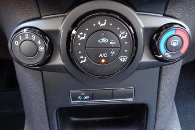 Ford Fiesta (2014) thumbnail 3