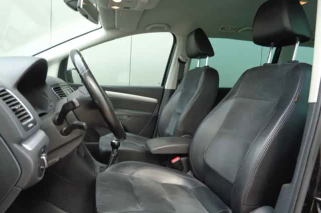 Volkswagen Sharan (2011) thumbnail 2
