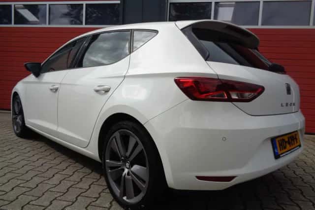 SEAT Leon (2016) thumbnail 4