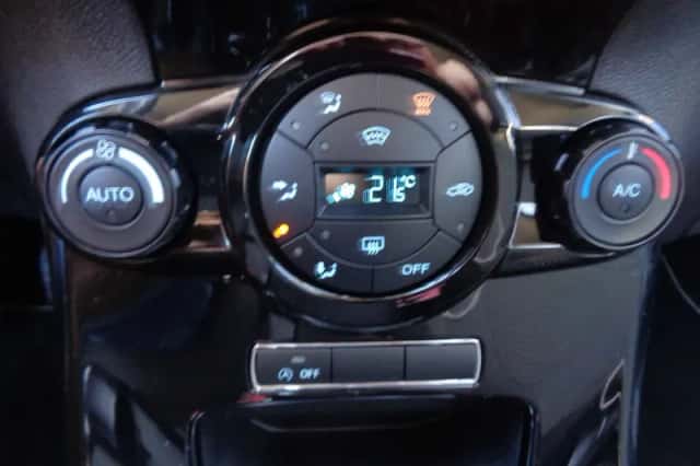 Ford Fiesta (2015) thumbnail 3