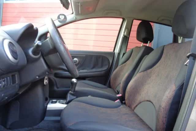 Nissan Note (2010) thumbnail 2