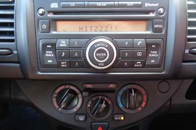 Nissan Note (2010) thumbnail 3