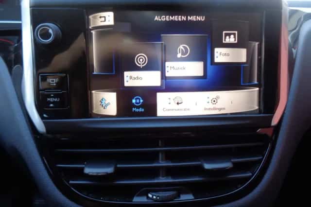 Peugeot 208 (2013) thumbnail 3