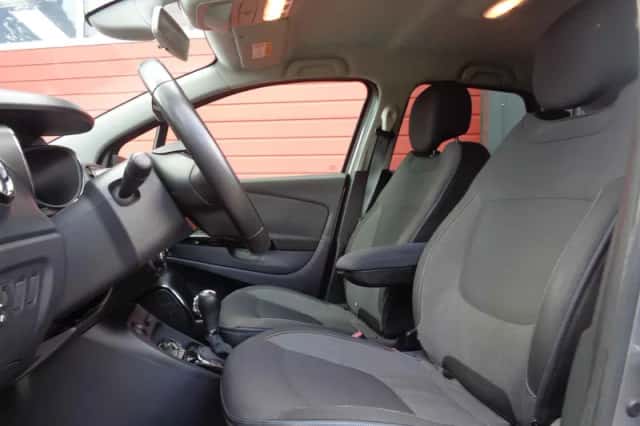 Renault Captur (2015) thumbnail 2