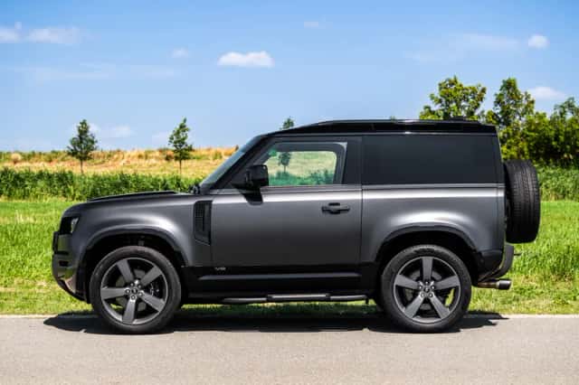 Land Rover Defender (2024) thumbnail 4