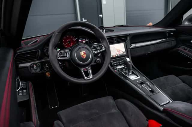 Porsche 911 (2018) thumbnail 3