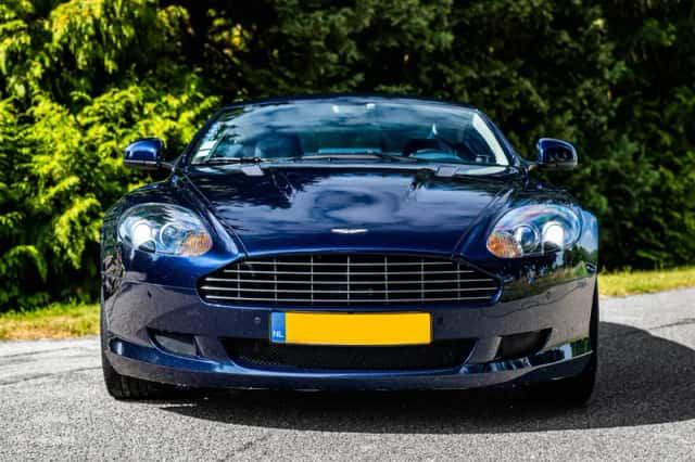 Aston Martin DB9 (2010) thumbnail 3