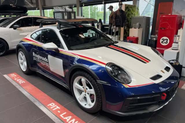 Porsche 911 (2023) thumbnail 1