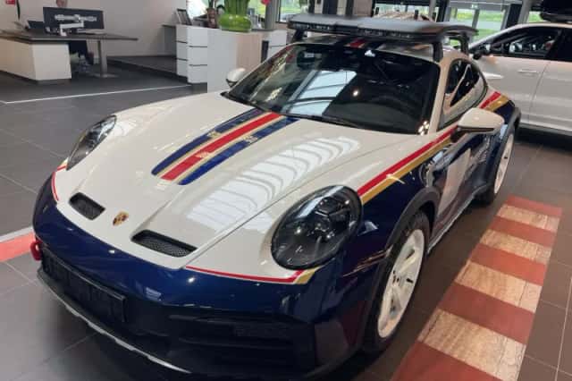 Porsche 911 (2023) thumbnail 2
