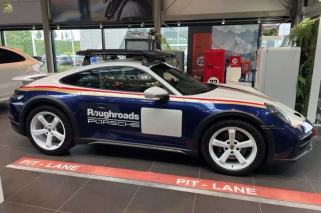 Porsche 911 (2023) thumbnail 3