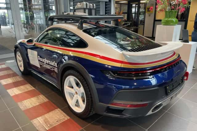 Porsche 911 (2023) thumbnail 4