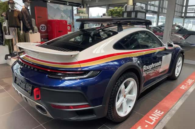Porsche 911 (2023) thumbnail 5
