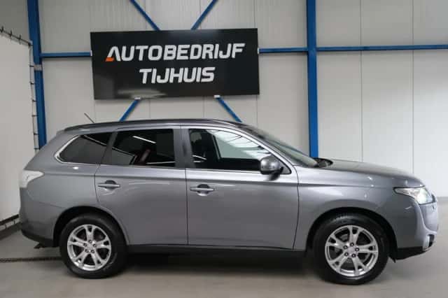 Mitsubishi Outlander (2013) thumbnail 2