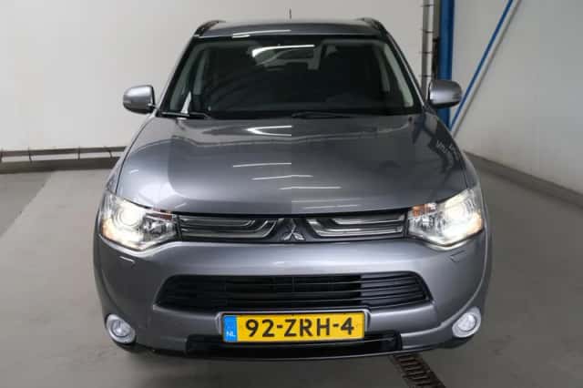 Mitsubishi Outlander (2013) thumbnail 3