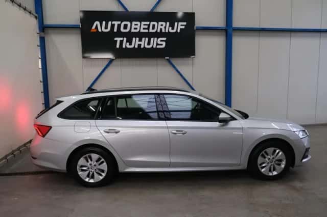 Škoda Octavia (2022) thumbnail 2