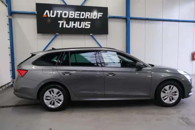 Škoda Octavia (2023) thumbnail 2