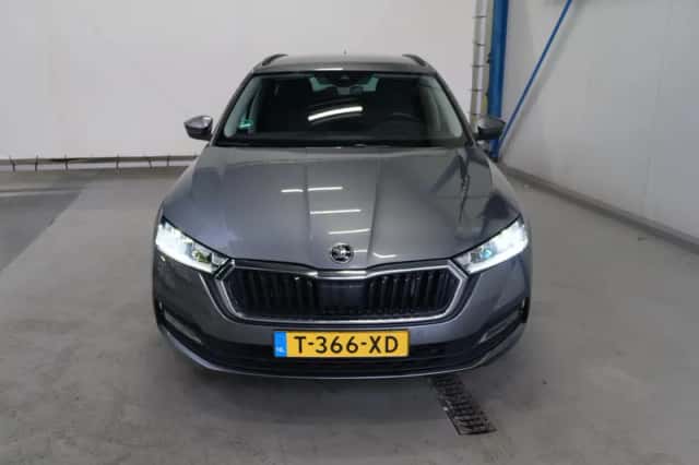 Škoda Octavia (2023) thumbnail 3