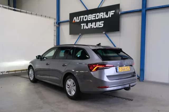 Škoda Octavia (2023) thumbnail 4
