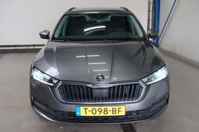 Škoda Octavia (2023) thumbnail 3