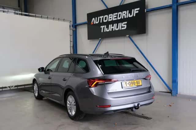 Škoda Octavia (2023) thumbnail 4
