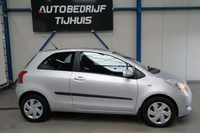 Toyota Yaris (2009) thumbnail 2