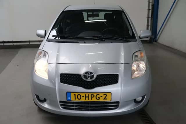 Toyota Yaris (2009) thumbnail 3