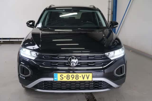 Volkswagen T-Roc (2023) thumbnail 3