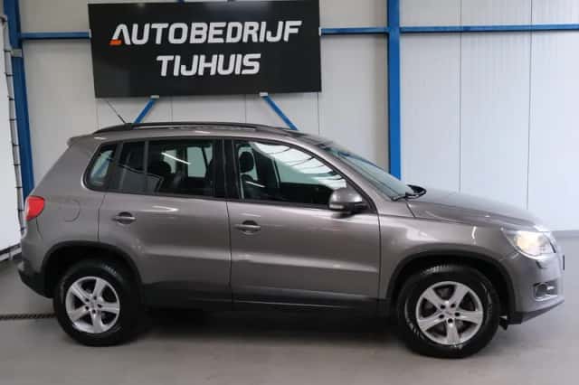 Volkswagen Tiguan (2009) thumbnail 2
