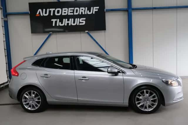 Volvo V40 (2015) thumbnail 2