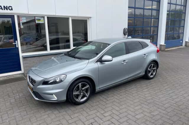 Volvo V40 (2015) thumbnail 1