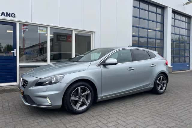 Volvo V40 (2015) thumbnail 2