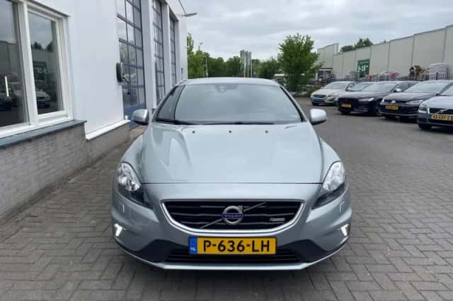 Volvo V40 (2015) thumbnail 3